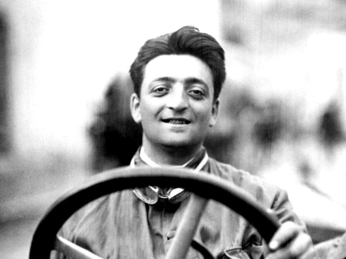 enzo ferrari y mesut ozil