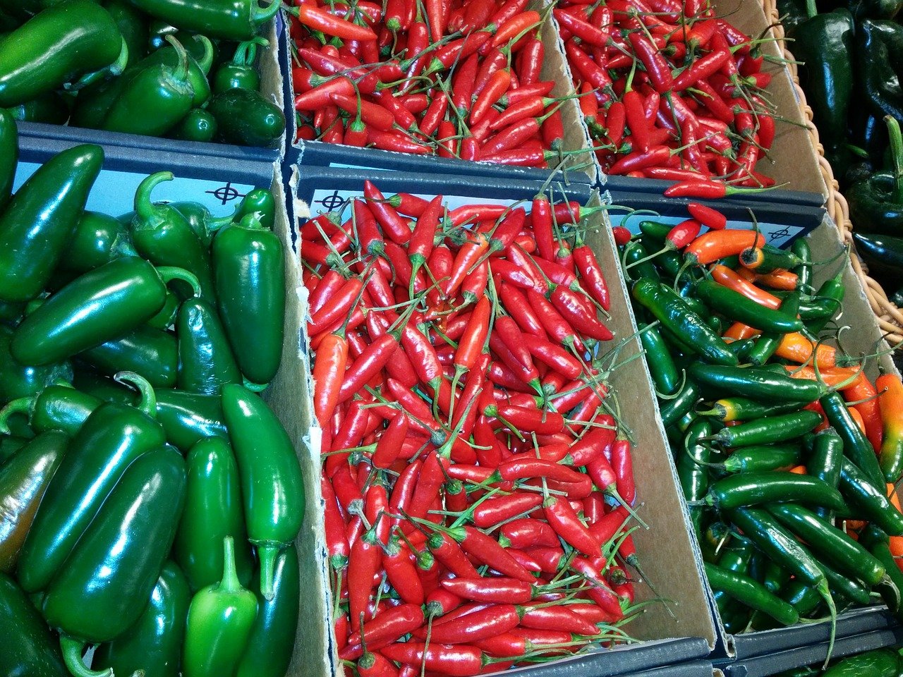 https://storage.needpix.com/rsynced_images/chillies-399108_1280.jpg