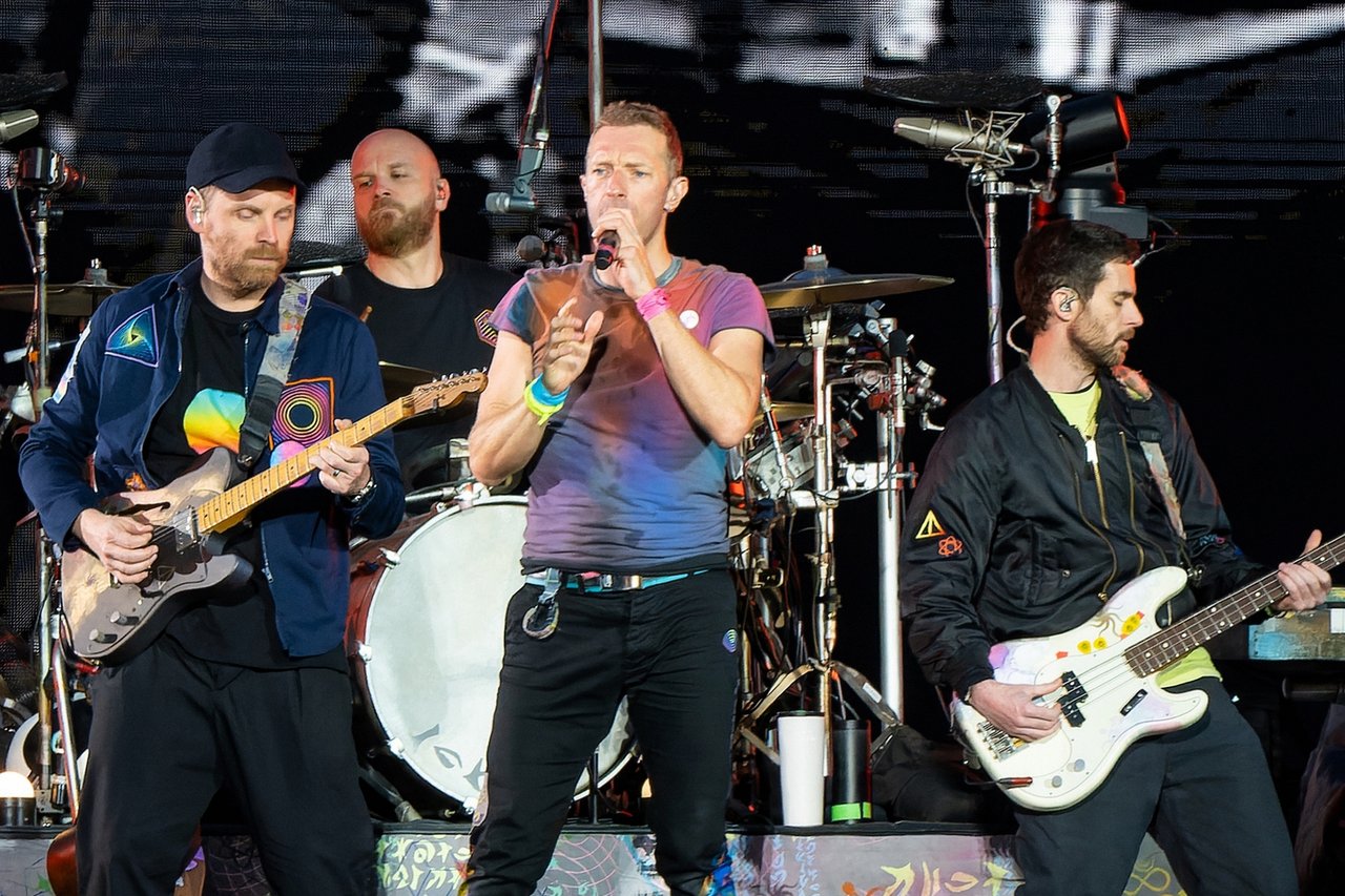 https://upload.wikimedia.org/wikipedia/commons/0/09/ColdplayManch03062351_%28cropped%29.jpg