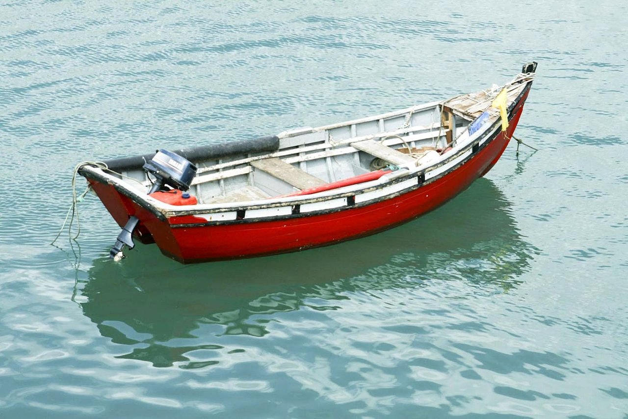 https://upload.wikimedia.org/wikipedia/commons/2/25/Alone_boat_on_water_surface.jpg