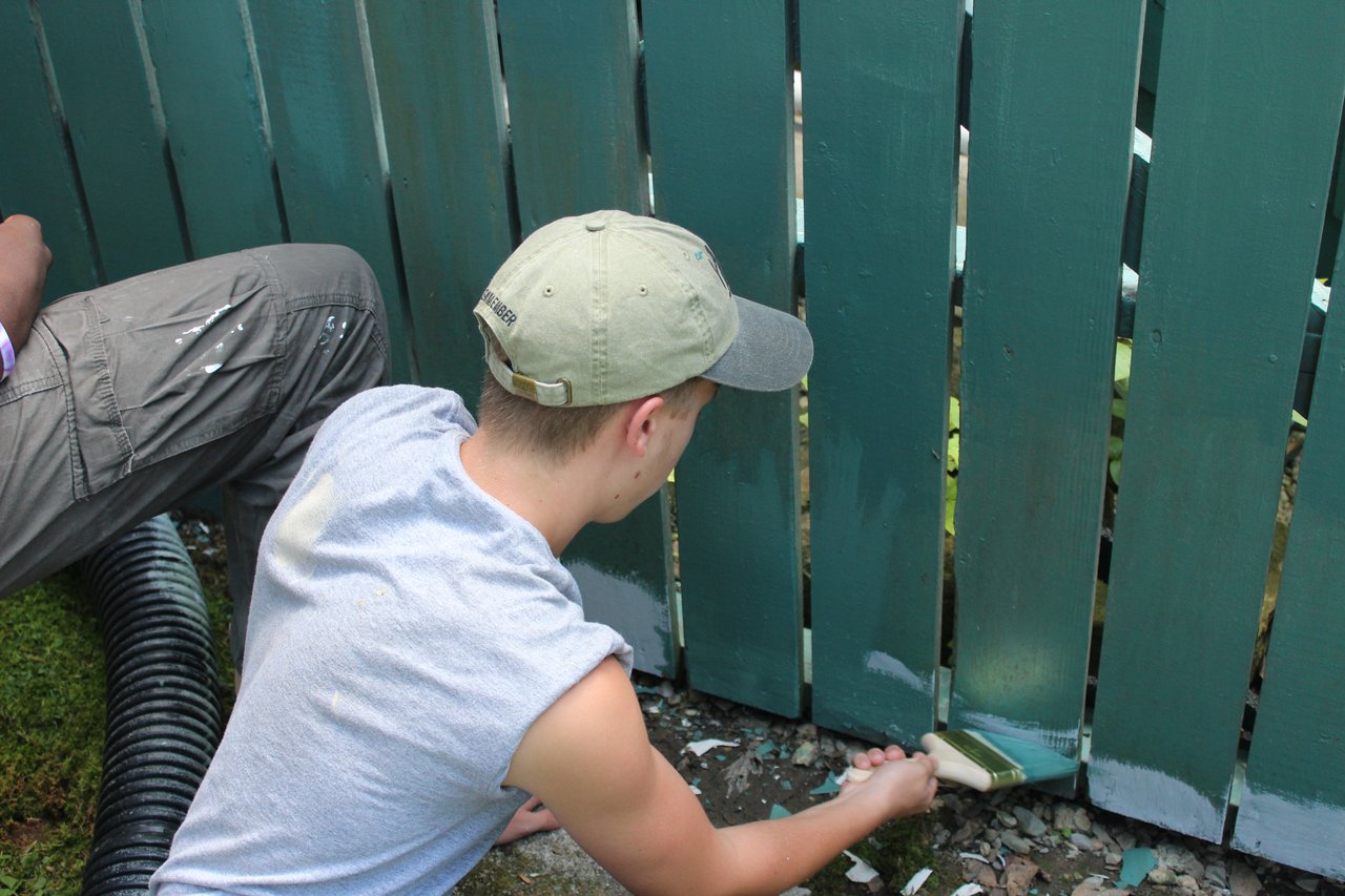 https://upload.wikimedia.org/wikipedia/commons/2/27/Men_painting_fence_green.jpg