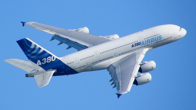 https://upload.wikimedia.org/wikipedia/commons/8/82/Airbus_A380_blue_sky.jpg