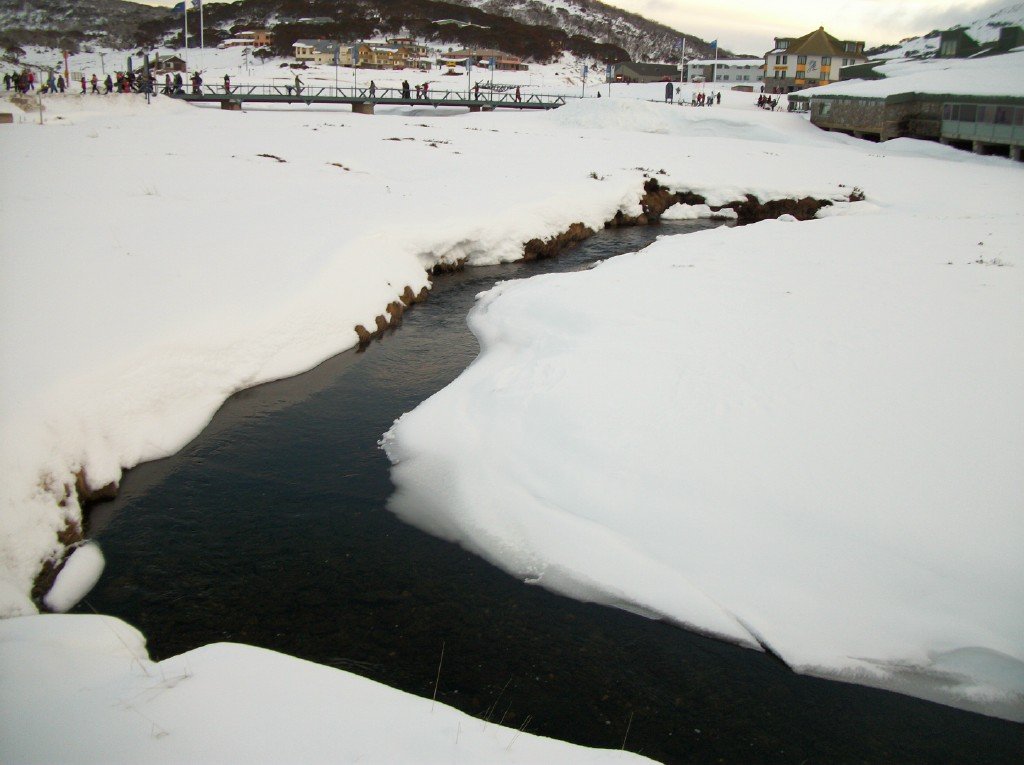 https://upload.wikimedia.org/wikipedia/commons/b/bd/Creek_in_perisher.jpg