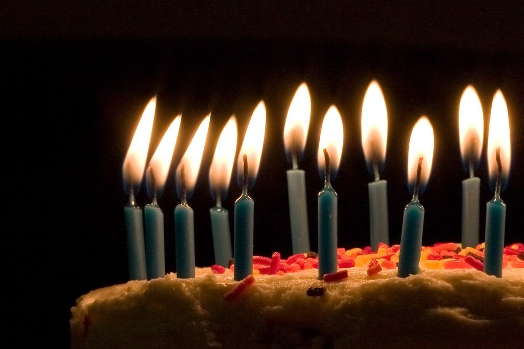 https://upload.wikimedia.org/wikipedia/commons/f/f5/Blue_candles_on_birthday_cake.jpg