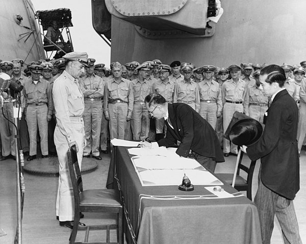 https://upload.wikimedia.org/wikipedia/commons/thumb/9/94/Mamoru_Shigemitsu_signs_the_Instrument_of_Surrender%2C_officially_ending_the_Second_World_War.jpg/600px-Mamoru_Shigemitsu_signs_the_Instrument_of_Surrender%2C_officially_ending_the_Second_World_War.jpg