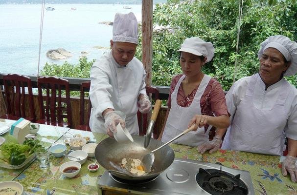 https://www.foodista.com/sites/default/files/styles/featured/public/field/image/cooking%20class.jpg