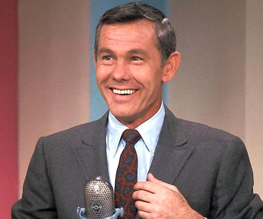 https://www.thefamouspeople.com/profiles/images/johnny-carson-8.jpg