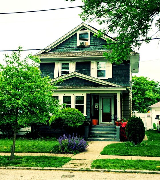 27 May 2022 - Old house surrounded by greenery — Hive
