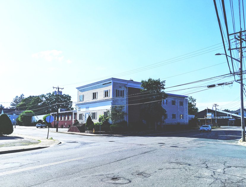 12 July 2022 - Sun-drenched street corner — Hive