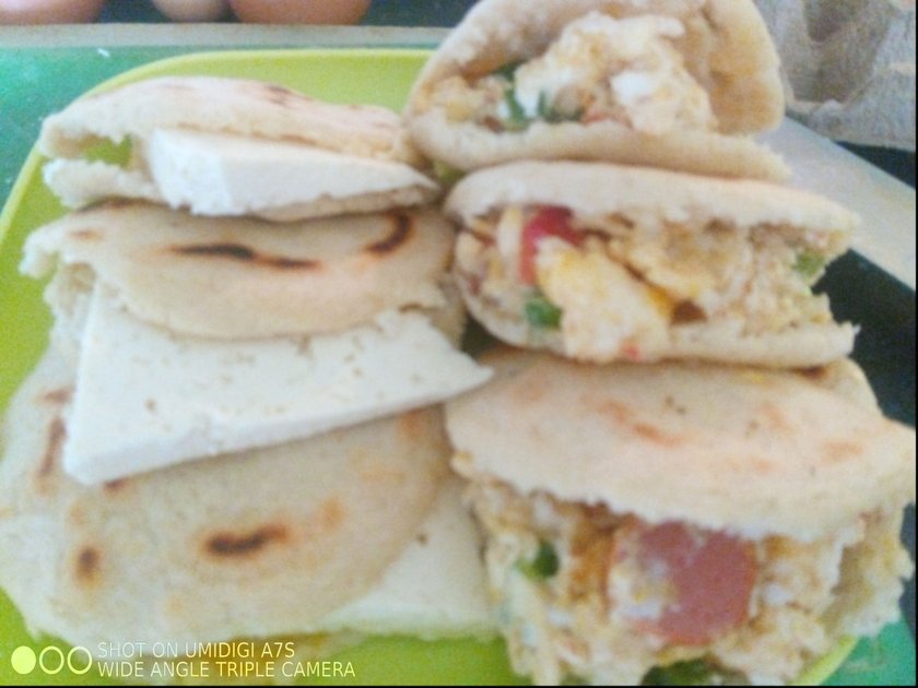 File:Desayuno en Budare con tres arepas de maiz blanco y lonjas de