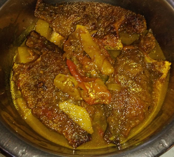 tomato-and-potato-curry-cooking-recipe-with-fish-hive