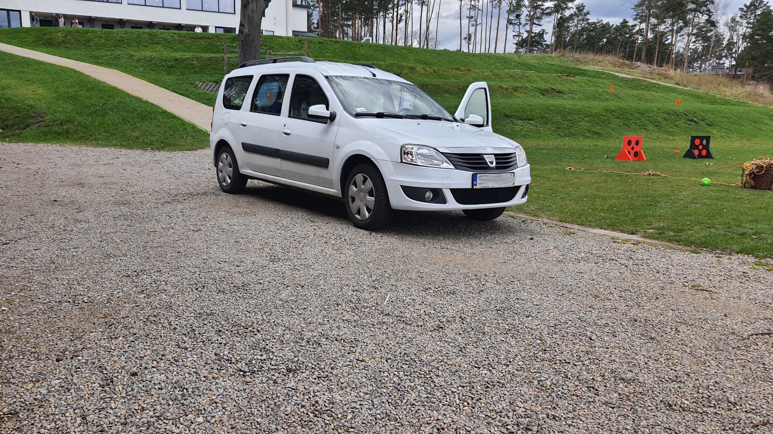 dacia1.jpg