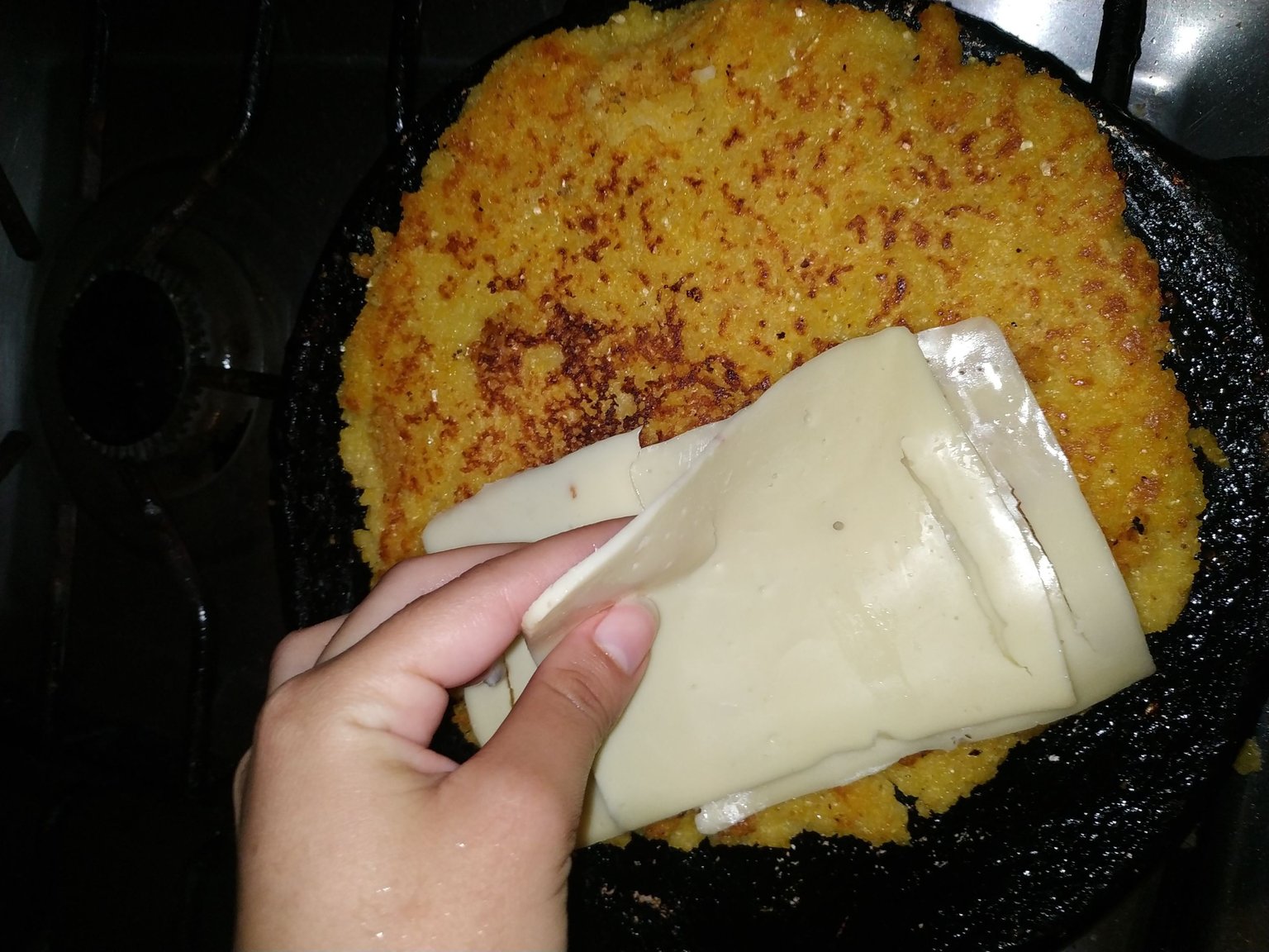 Diccionario Colombo-Venezolano: Arepa de choclo o cachapa. Tortilla delgada  hecha de maíz molido y asada en una plancha de hierro. - Picture of Arepas  La Sifrina, Cali - Tripadvisor