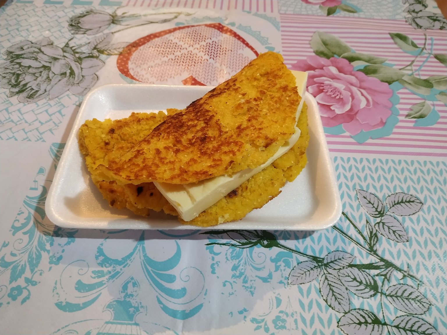 Diccionario Colombo-Venezolano: Arepa de choclo o cachapa. Tortilla delgada  hecha de maíz molido y asada en una plancha de hierro. - Picture of Arepas  La Sifrina, Cali - Tripadvisor