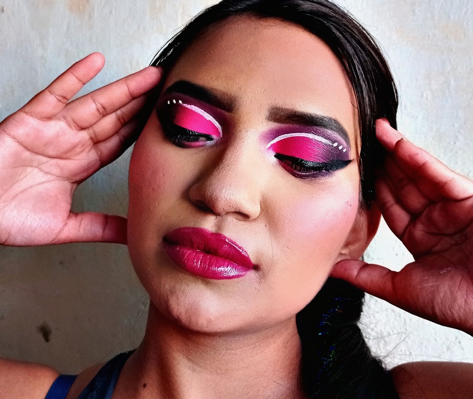 Maquillaje colorido en tonos morado y fucsia con delineado gráfico //  Colorful make-up in purple and fuchsia with graphic eyeliner — Hive