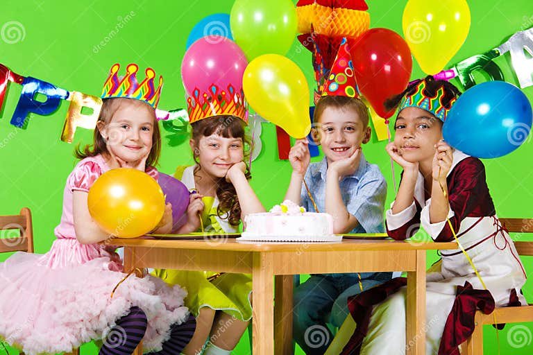 kids-group-birthday-cake-19525156.jpg