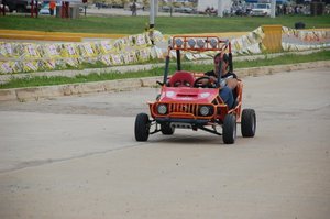 Mujer manejando Bugui  -  Woman driving Bugui