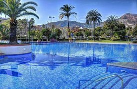 Modern apartment in Benalbeach with access to exclusive pools and gardens