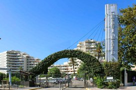 Modern apartment in Benalbeach with access to exclusive pools and gardens