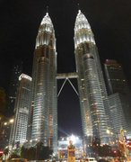 Enjoy the beauty of the petronas building