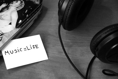 black-and-white-music-headphones-life.jpg?auto=compress&cs=tinysrgb&h=750&w=1260_Foto