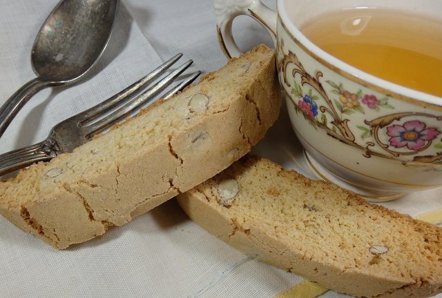https://cdn.pixabay.com/photo/2015/11/13/04/19/tea-1041449_1280.jpg