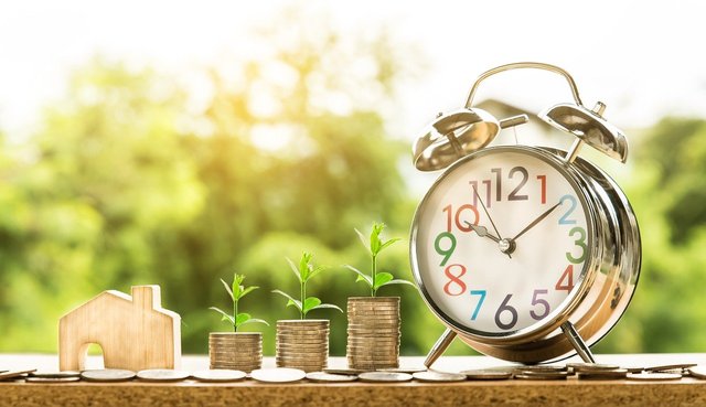 https://cdn.pixabay.com/photo/2017/08/30/07/56/money-2696229_1280.jpg