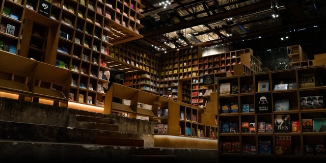 BookXcess bookstore maze