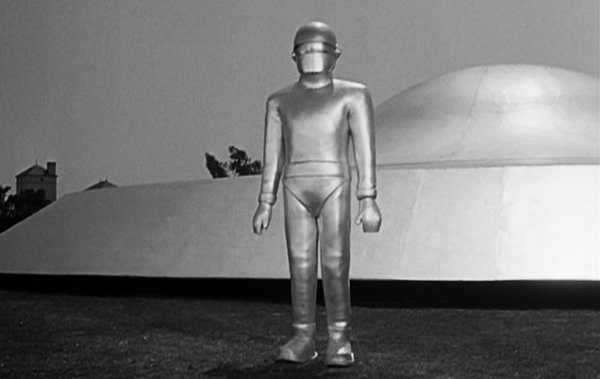 source: (http://basementrejects.com/wp-content/uploads/2016/11/day-the-earth-stood-still-1951-gort-review.jpg)