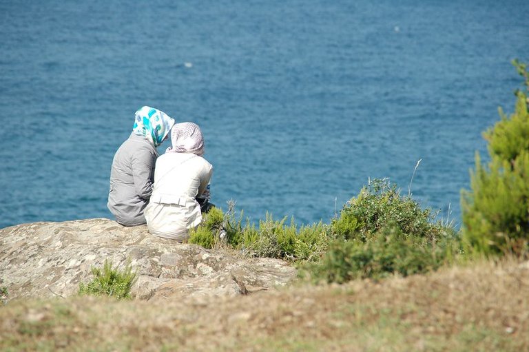 Non-swimming girls at Hamsilos bay