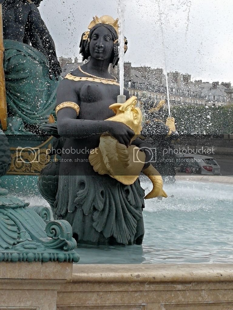 Place de la Concorde fountain closeup