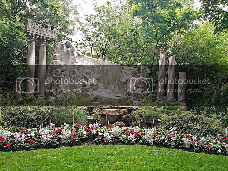 Garden at the entrance to the Tuileries gardens