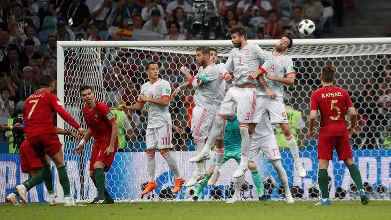 Hasil gambar untuk Gambar Pertandingan Portugal vs spanyol