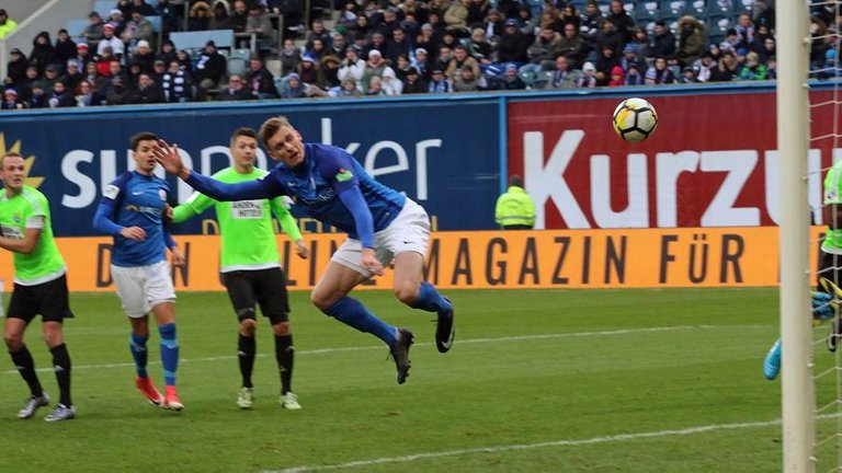 Hüsing per Kopf zum 1:0