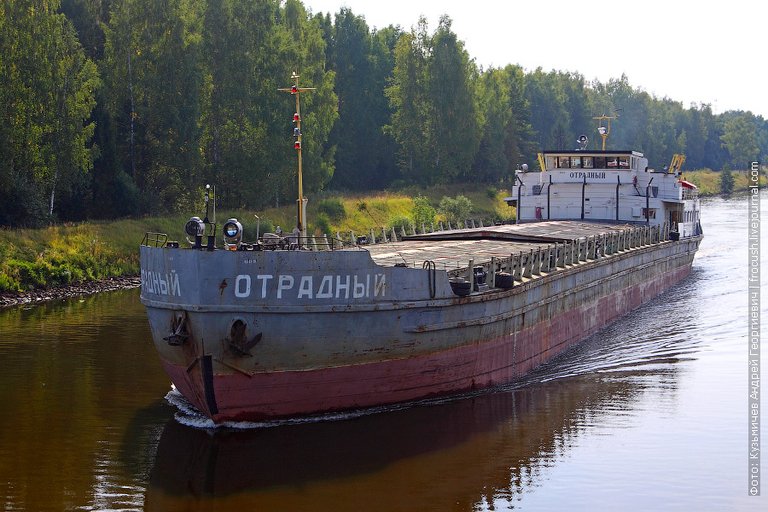 «Отрадный» (проект 576, тип «Шестая пятилетка», 1965 года постройки) идет в сторону Дубны