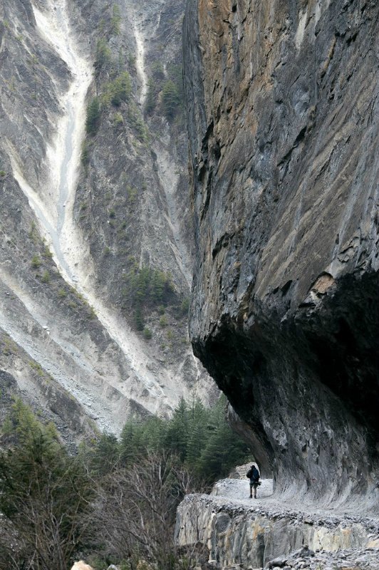 trail goes along the cliffs.