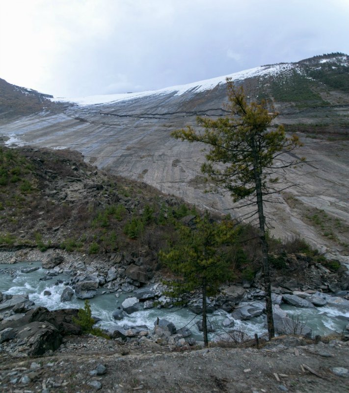 way to the village of Pisang