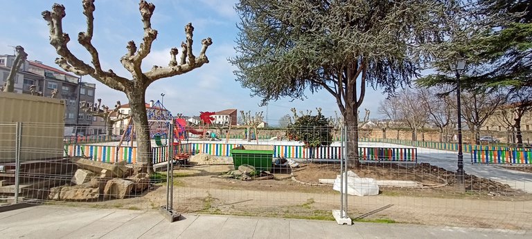 The kids playground in front, which already had almost 4 times more space, has been expanded to 1650 square meters