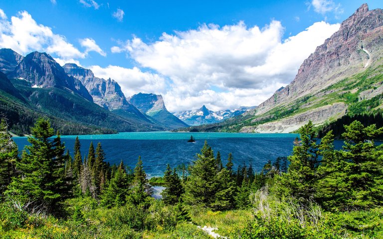 Explore the beautiful Glacier National Park in Montana, USA