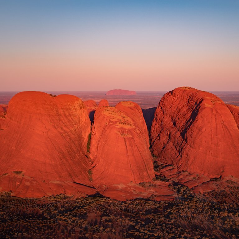 UluruandKataTjutaSunsetWider.jpg