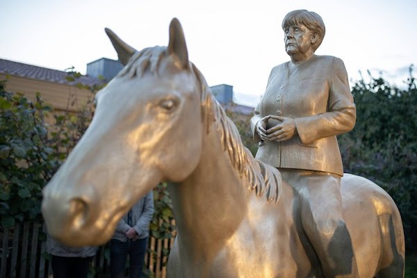 Als der Bildhauer Wilhelm Koch vor zwei Jahren sein Angela Merkel gewidmetes erstes neues monumentales Reiterstandbild vorstellte,