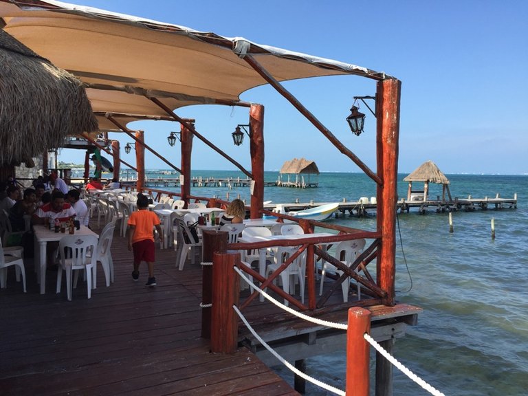 Muelle para el consumo de alimentos en el Restaurante Kukulcán.