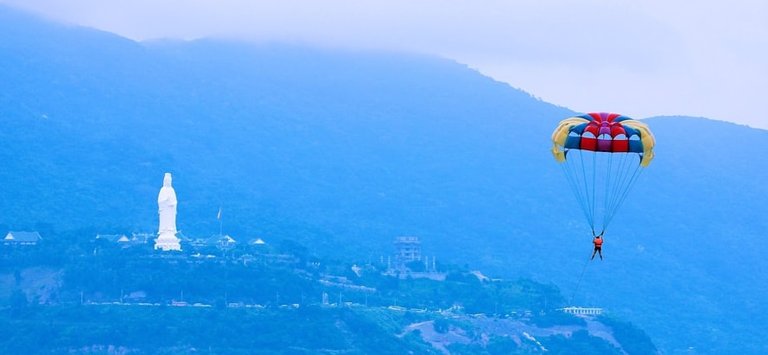 paragliding in my khe beach