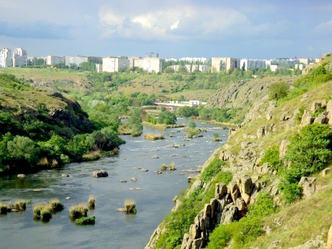 Річка Південний Буг. На обрії - місто Южноукраїнськ. / Southern Bug River. The city of Yuzhnoukrainsk is on the horizon.