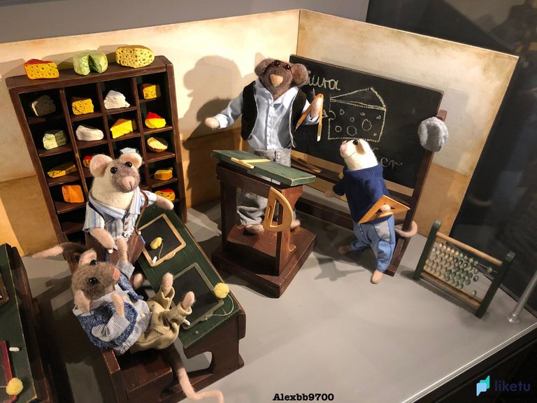 405opj1ekzk6bgrc_Dollhouse Museum Warsaw PL_Alex_15.jpg