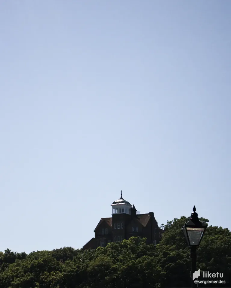 cl6kmmfw6013q29kf0f594n01_living_in_the_top_1_small.webp
