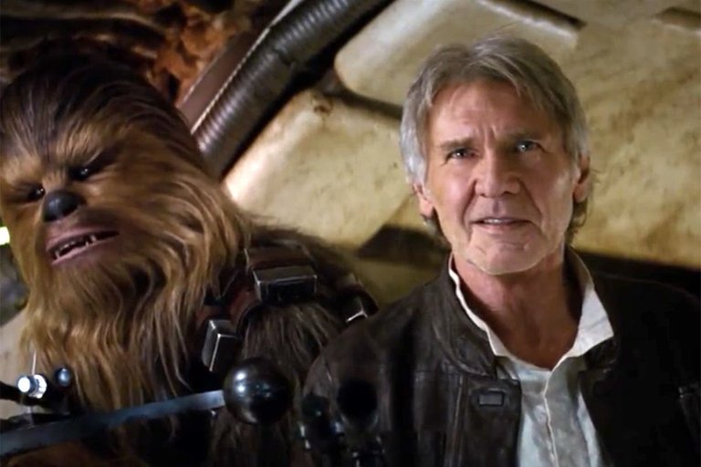 Primera aparición en pantalla después de largo tiempo de Han Solo y Chewbacca / First on-screen appearance of Han Solo and Chewbacca after a long period of time. Fuente/Source: https://areajugones.sport.es/videojuegos/star-wars-vii-el-despertar-de-la-fuerza-habria-conseguido-el-mejor-jueves-de-la-historia-en-estados-unidos/