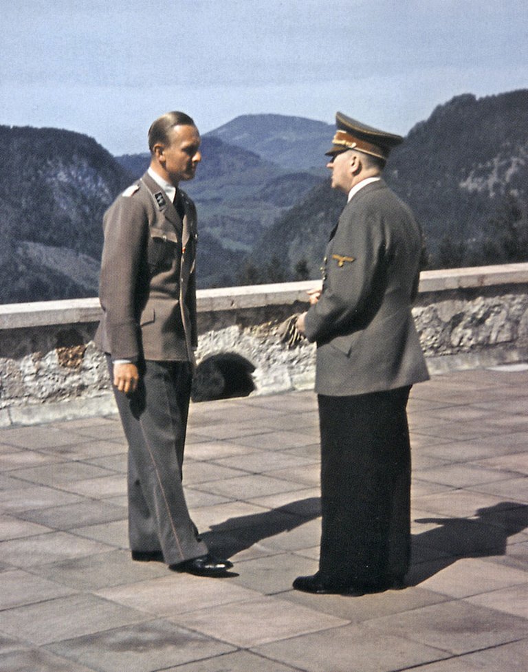 hitler-talking-with-colleague-at-the-eagles-nest.jpg