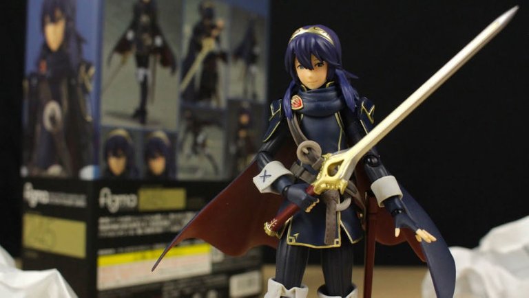 Lucina from Fire Emblem slashing paper ball | Stop-Motion
