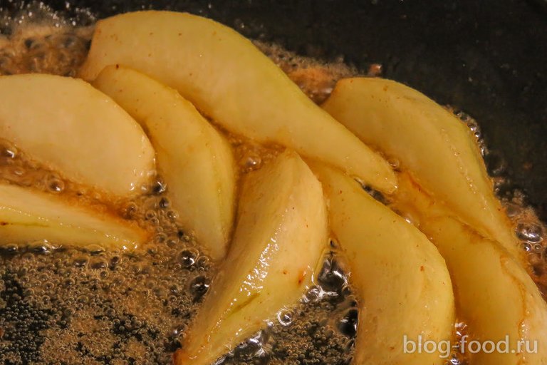 Chicken with honey pear and cinnamon